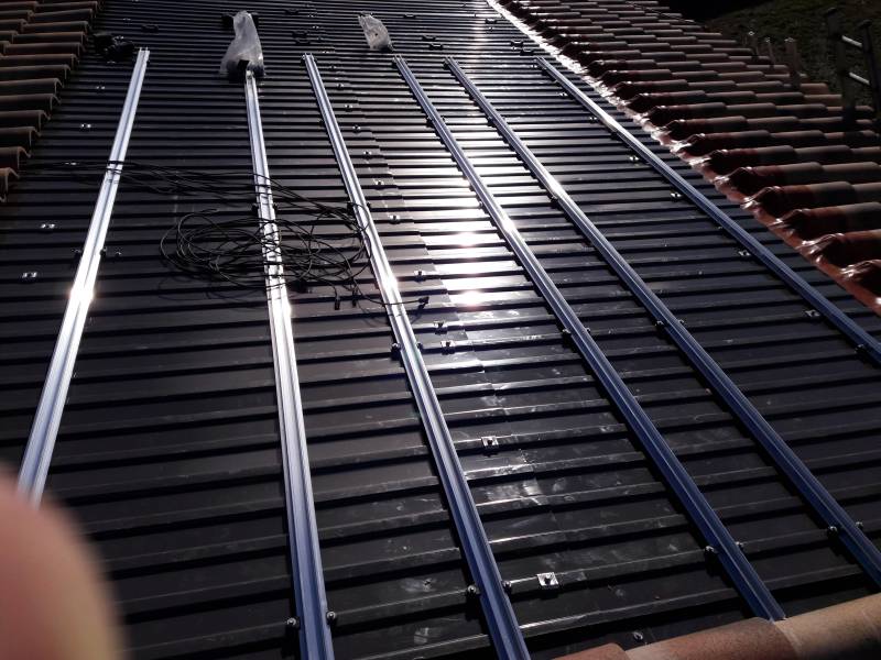 mise en plce de notre système d'étanchéité en bacs acier avec les nouveaux rails K2 SYSTEMS