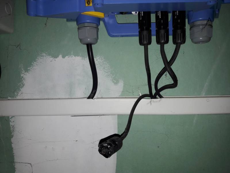 connecteurs MC4 fondue sur onduleur MASTERVOLT à SAINT-QUENTIN dans l'AINE