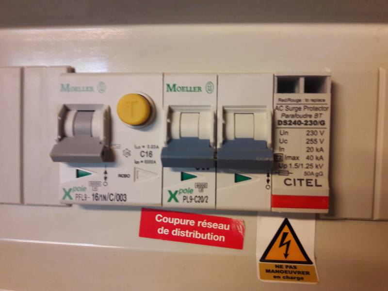 notreb technicien a constaté que le disjoncteur avait sauté suite à un orage , l'onduleur  SOCMEC a pu redemarrer suite à notre intervention chez notre client situé à ARLES