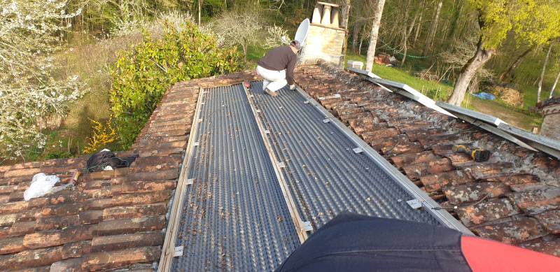 bacs plastique fissuré sur une installation à BERGERAC