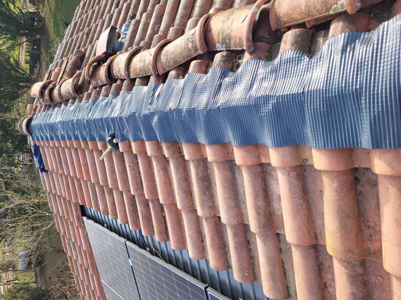 Mise en place du cloisoir d'étanchéité faîtage par FRANCE SAV SOLAIRE à Valance d'Albigeoie