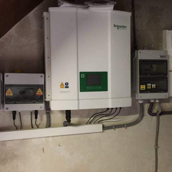 onduleur de matque SCHNEIDER réparé opar FRANCE SAV SOLAIRE à PUGET SUR ARGENS