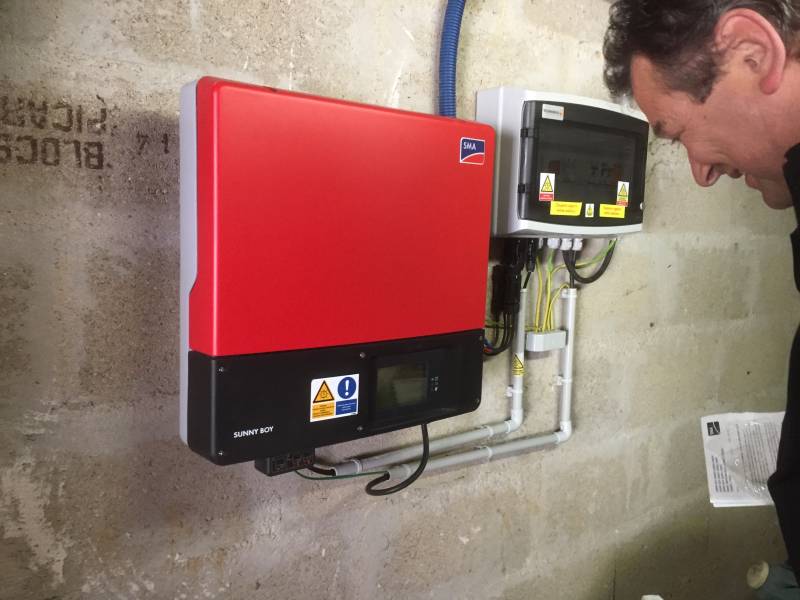 écran éteint de l'onduleur SMA SB 5000 contôlé par notre technicien de GIROUSSENS 