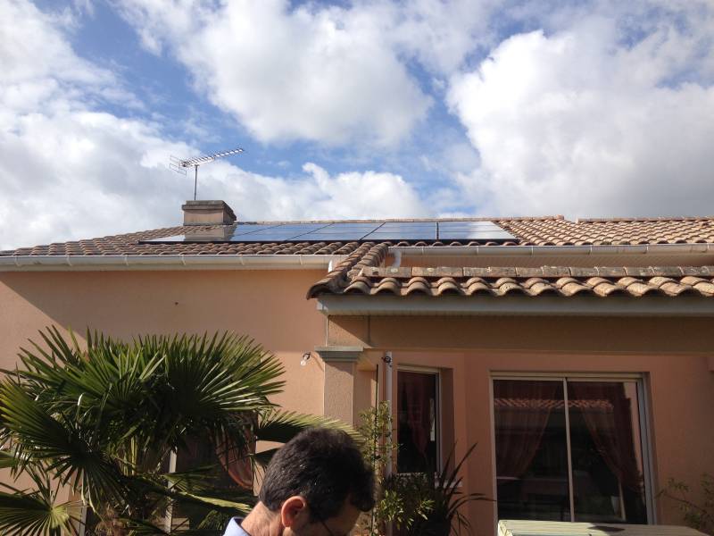 contrôle des panneaux photovoltaique apr une équipe de FRANCE SAV SOLAIRE sur une maison située sur la commune de GIROUSSENS règion OCCITANIE
