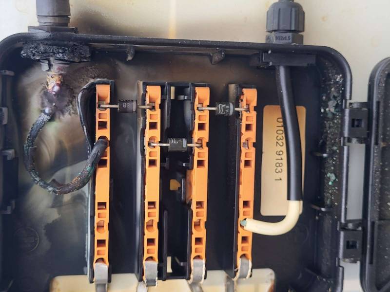 contrôle de la boîte de jonction des panneaux par nos techniciens de FRANCE SAV SOLAIRE des HAUTE- PYRENNES 